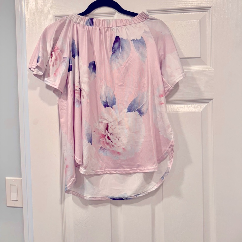 Women’s Light Pink Floral Off The Shoulder Short Sleeve Blouse. SZ Small